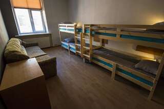 Хостелы Apartament 1A Рига Односпальная кровать в общем номере для мужчин с общей ванной комнатой.-3